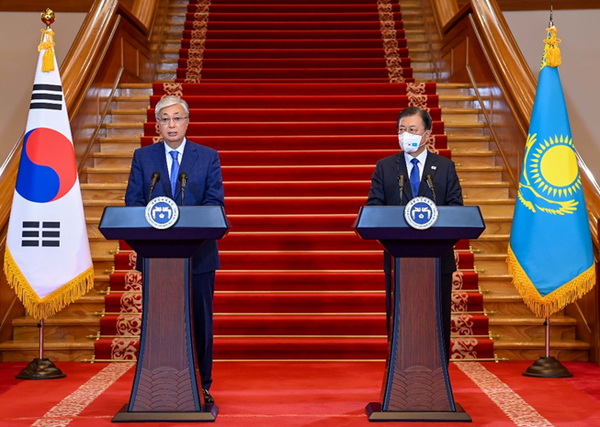 President Moon Jae-in (right) and President Kassym-Jomart Tokayev of Kazakhstan announce a joint statement after holding a summit at Cheong Wa Dae in Seoul on August 17, 2021.