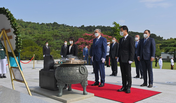 카심조마르트 토카예프 카자흐스탄 대통령(앞줄 오른쪽에서 두 번째)이 2021년 8월 17일 국립 서울 현충원을 참배하고 있다.