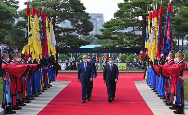 President Moon Jae-in (right) and President Kassym-Jomart Tokayev of Kazakhstan inspect the guard of honor at Cheong Wa Dae on Aug. 17, 2021.