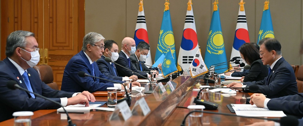 President Moon Jae-in (right) and President Kassym-Jomart Tokayev of Kazakhstan (second from left) hold a summit at Cheong Wa Dae on Aug. 17, 2021.