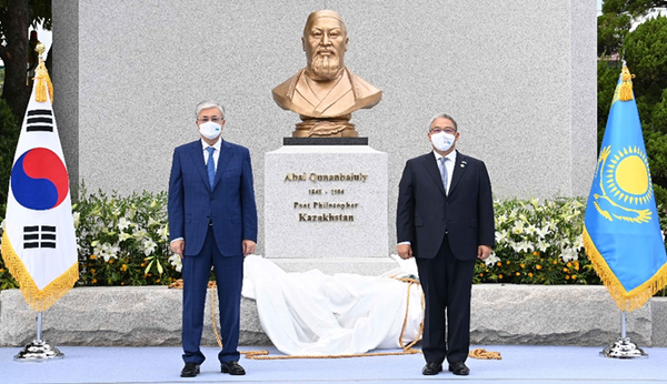 President Kassym-Jomart Tokayev of Kazakhstan (left) and Chairman Lee Sang-kyun of Shinil Academy attend an unveiling ceremony of the bust of poet Abai Kunanbaev at the Seoul Cyber University campus on Aug. 17, 2021.