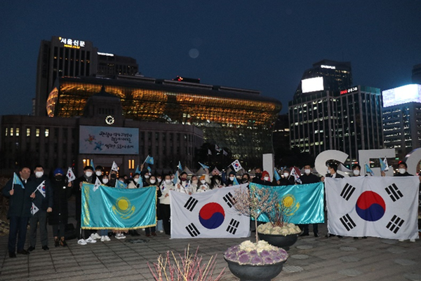 As part of the celebration of this significant date, a flash mob was held on the central square of Seoul with the participation of Kazakhstani students, representatives of the diaspora, as well as employees of the Embassy of Kazakhstan.