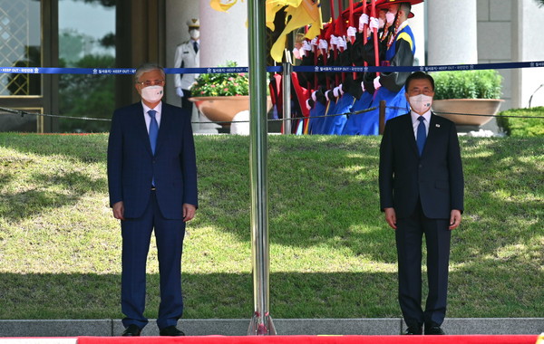 President Moon Jae-in (right) and President Kassym-Jomart Tokayev of Kazakhstan attend an official state visit ceremony at the Presidential mansion of Cheong Wa Dae  on Aug. 17, 2021