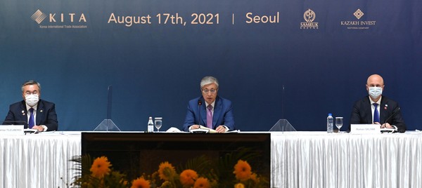President Kassym-Jomart Tokayev of Kazakhstan (center) attends a roundtable meeting with South Korean and Kazakh business leaders at a Seoul hotel on Aug. 17, 2021.