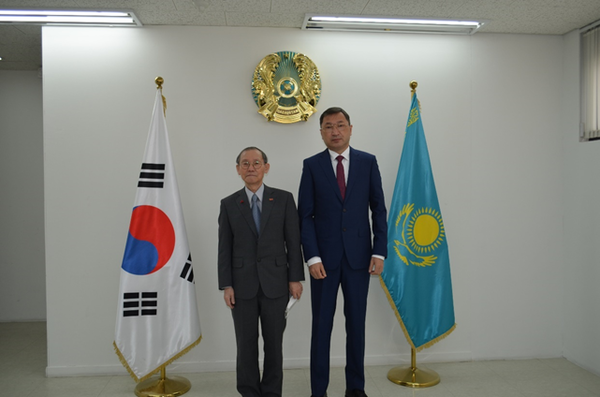 Ambassador Bakyt Dyussenbayev of  Kazakhstan in Seoul (right) poses with Publisher-Chairman Lee Kyung-sik of The Korea Post media at the time of an exclusive interview at the Embassy of Kazakhstan on Feb. 7, 2022. 