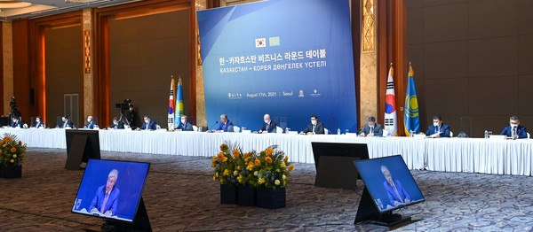 President Kassym-Jomart Tokayev of Kazakhstan (center) attends the Korea-Kazakhstan Business Roundtable meeting with South Korean and Kazakh business leaders at a Seoul hotel on Aug. 17, 2021.