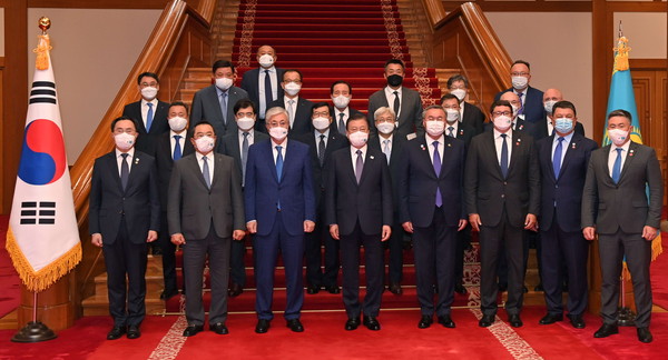 President Moon Jae-in and President Kassym-Jomart Tokayev of Kazakhstan (fourth and third from left, the foreground) attend an official state visit ceremony at the Presidential mansion of Cheong Wa Dae  on Aug. 17, 2021