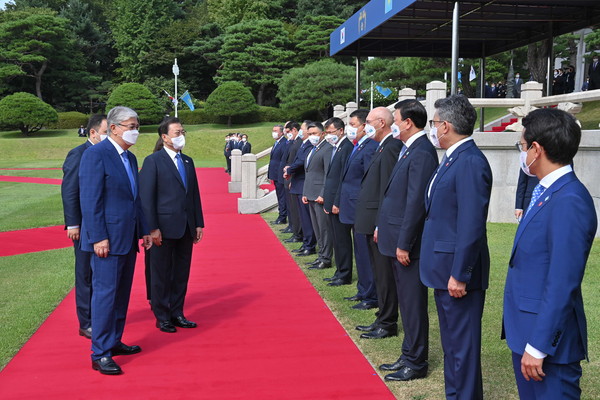 President Moon Jae-in (second from left) greets Kazakh ministers and other attendants who accompanied President Kassym-Jomart Tokayev of Kazakhstan (left) at an official state visit ceremony at the Presidential mansion of Cheong Wa Dae  on Aug. 17, 2021