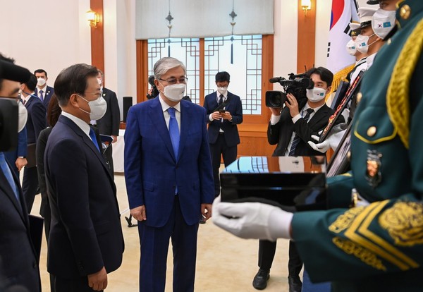 President Kassym-Jomart Tokayev of Kazakhstan (center) passes to President Moon Jae-in a box that contained the remains of General Hong Beom Do and other monumental objects associated with his biography.