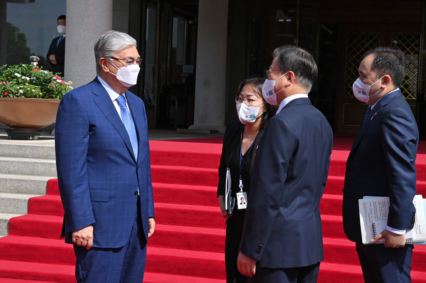 President Moon Jae-in (center) talks with President Kassym-Jomart Tokayev of Kazakhstan (left) during his official state visit to Korea at the Presidential mansion of Cheong Wa Dae  on Aug. 17, 2021.