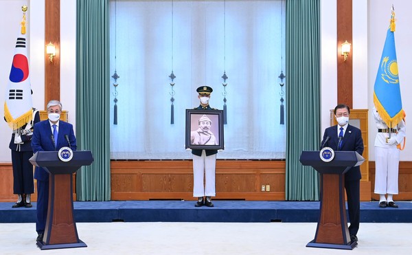 President Moon Jae-in (right) and President Kassym-Jomart Tokayev of Kazakhstan attend a ceremony to deliver the remains of General Hong Beom Do and other monumental objects from Kazakhstan to Korea at  Cheong Wa Dae in Seoul on Aug. 17, 2021.