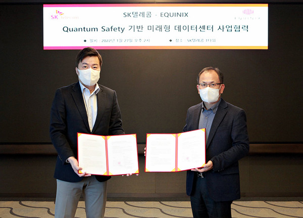 Vice President Ha Min-yong of SKT (right) and Chris Jang, managing director of Equinix Korea, pose for the camera after signing a business agreement on Feb. 10.