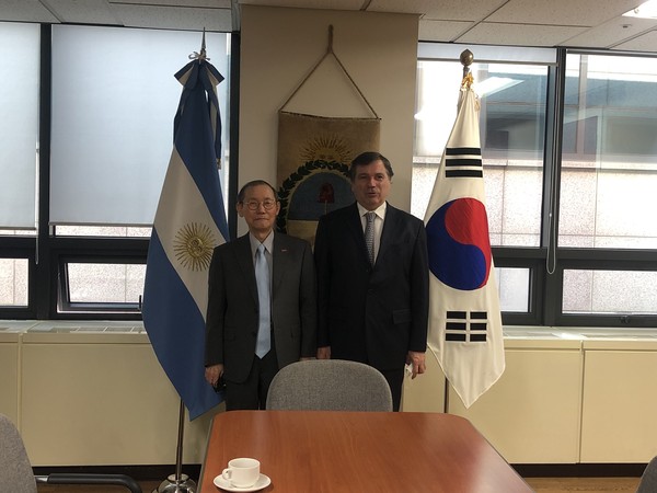 Ambassador Alfredo Bascou of  Argentina in Seoul (right) poses with Publisher-Chairman Lee Kyung-sik of The Korea Post media at the time of an exclusive interview at the Embassy of Argentina on Feb. 10, 2022.