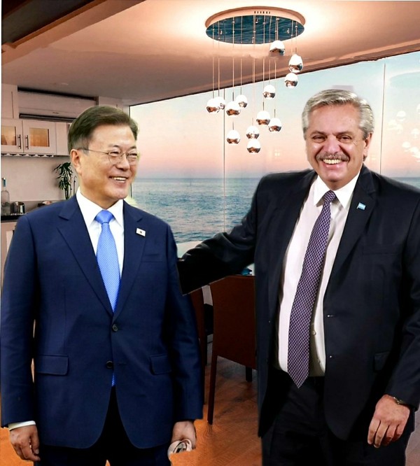 아르헨티나는 남미에서 한국의 훌륭한 협력 파트너로 빠르게 떠오르고 있습니다.코리아포스트는 문재인 대통령(왼쪽), 알베르토 페르난데스 아르헨티나 대통령과 함께 한-아르헨티나의 급성장하는 협력과 우호 관계를 축하하는 의미로 이 사진을 합성했다. 