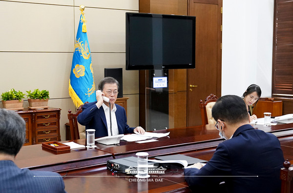 President Moon Jae-in spoke on the phone with President of the Argentine Republic Alberto Fernández for 40 minutes from 9:00 a.m. today at the request of the Argentine President.