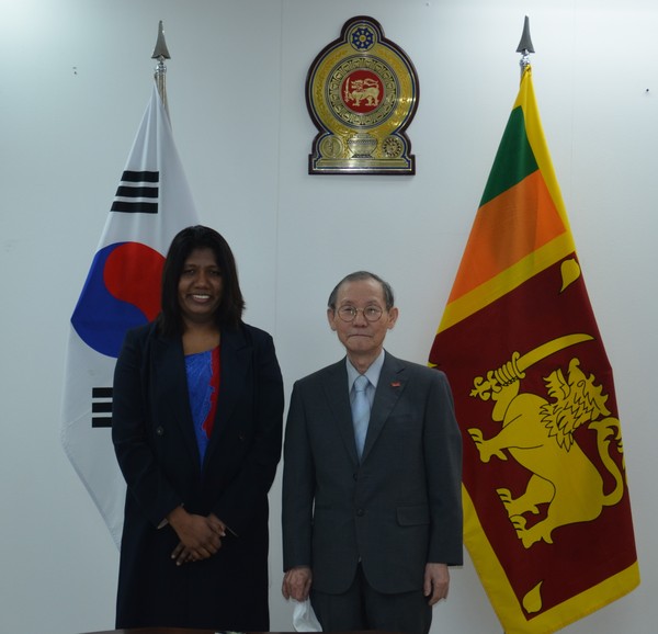 Charge d’Affaires Nilanthi K. Pelawathathage of the Embassy of Sri Lanka in Seoul (left) poses with Publisher-Chairman Lee Kyung-sik of The Korea Post media at the time of an exclusive interview at the Embassy of Sri Lanka in Seoul on Feb. 18, 2022.