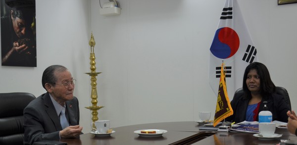 CDA Nilanthi K. Pelawathathage of Sri Lanka in Seoul (right) stresses the importance of increasing bilateral economic cooperation betweeb Koerea and Sri Lanka at the interview with Publisher-Chairman Lee Kyung-sik of The Korea Post media at the Embassy of Sri Lanka in Seoul on Feb. 18, 2022.
