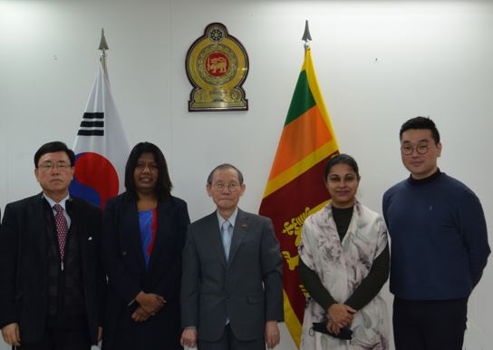 CDA Nilanthi K. Pelawathathage of Sri Lanka in Seoul and Publisher Lee Kyung-sik of The Korea Post media (second and third from left, respectively) pose with, from left, Managing Editor Kevin Lee, Minister Counsellor Rekha Mallikarachchi and Coomerical assistant Jaemin Park of the Sri Lanka Embassy are seeb fourth and fifth, from left, respectively.