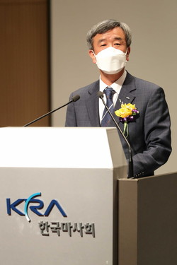 Jung Ki-hwan delivers a speech at the inauguration ceremony of the 38th CEO of Korea Racing Authority (KRA).