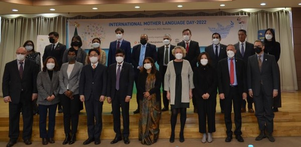 Ambassador Delwar Hosain of the People’s Republic of Bangladesh in Seoul (fifth from left, front row) poses with ambassadors from other countries and Korean civic figures at the ‘Glorious Language Martyrs’ Day/International Mother Language Day 2022’ celebration at the UNESCO Building in Myeong-dong, Seoul on Feb. 21, 2022.