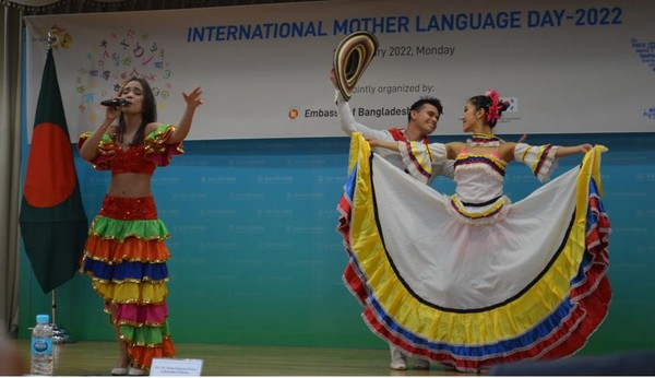  A cultural performance presented by performing artists from Colombia.