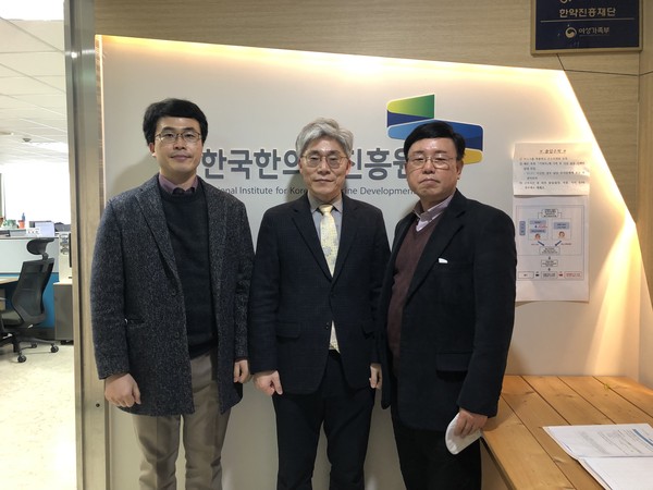President Jeong Chang-hyun of NIKOM (center) poses for the camera with Managing Editor Kevin Lee of The Korea Post (right) and Nam Hyo-ju, team leader of the NIKOM global business team after holding an interview.