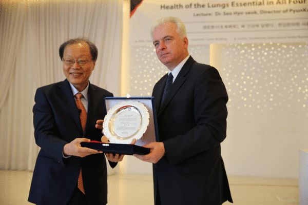 Ambassador Dusan Bella of Slovakia (right), dean of the visiting members of the Seoul Diplomatic Corps, presents Dr. Seo with a Plaque of Appreciation.