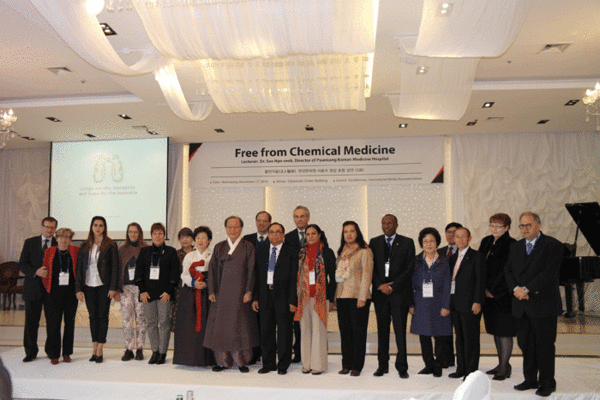 Ambassadors and other senior members of the Diplomatic Corps in Korea pose for the camera after attending a lecture entitled “Freedom from Chemical Medicine,” given by Dr. Seo Hyo-seok of the Pyunkang Korean Medicine Hospital.