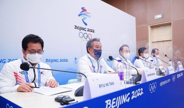 Korean Sport & Olympic Committee President Lee Kee-heung (2nd from L) speaks at a press conference at the Main Media Centre for the Beijing Winter Olympics in Beijing on Feb. 20, 2022.