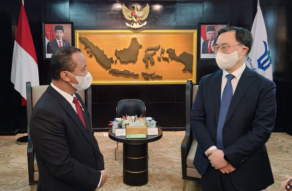Minister of Trade, Industry and Energy Moon Sung-wook (right) greets Investment Minister Bahlil Lahadalia of Indonesia at the latter’s office in Jakarta, Indonesia, on Feb. 21.
