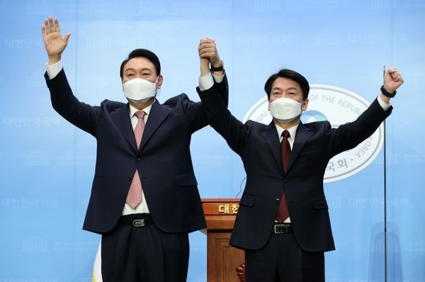 Presidential candidate Yoon Suk-yeol of the main opposition People Power Party and Ahn Cheol-soo of the minor People Party are joining hands after finishing a unified press conference at the National Assembly communication hall in Yeoui-do, Seoul, on the morning of March 3.