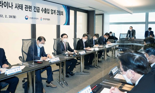 Trade Minister Yeo Han-koo (second from left) presides over a Russia-Ukraine situation emergency meeting with exporters and importers on Feb. 28 at the World Trade Center in Seoul.