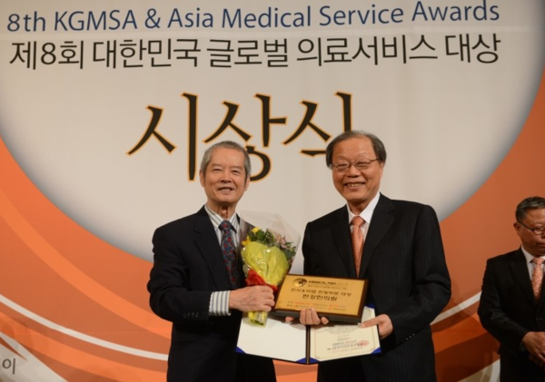 Director Seo Hyo-seok of Pyunkang Korean Medicine Hospital (right) poses for the camera after receiving the Grand Prize in the 2015 Medical Asia’s Asthma & Rhinitis in the Oriental Medicine category.