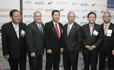 Director Seo (left) poses with guests at the 51st Anniversary of New York Korean Night and American Korean Day held at the Times Square Marriott Hotel in Manhattan, New York, after being honored with an Achievement Award.