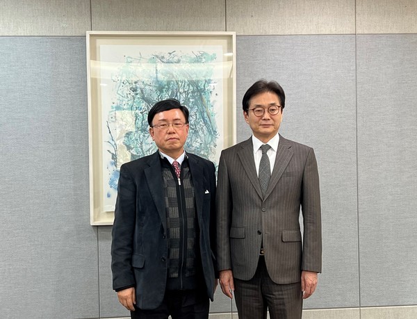 Chairman Won Hee-Mok of KPBMA (right) and Managing Editor Kevin Lee of The Korea Post Media pose for the camera after holding an interview at the chairman’s office in Seoul on Feb. 24, 2022.