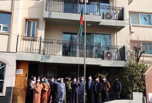 델와르 호세인 주한 방글라데시 대사(중앙, 방글라데시 국기를 게양)와 주한 방글라데시 대사관 직원들이 2022년 3월 7일 방글라데시 국기에 경례하고 있다.