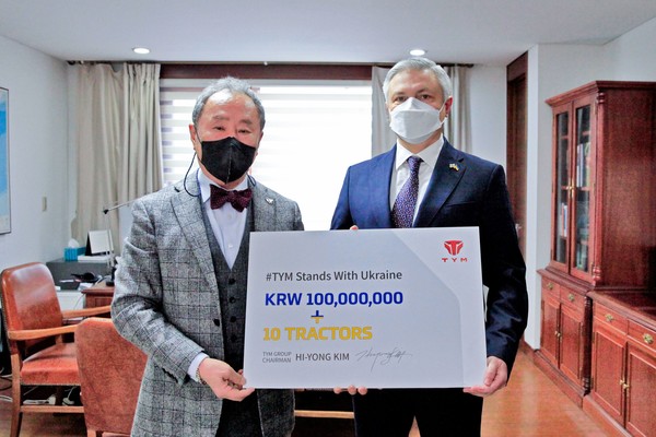 TYM Chairman Kim Hi-yong (left) is taking a commemorative photo with Ukrainian Ambassador Ponomarenko Dmytro of Ukraine in Seoul after delivering 100 million won in donations and 10 tractors to the Ukrainian Embassy in Seoul.