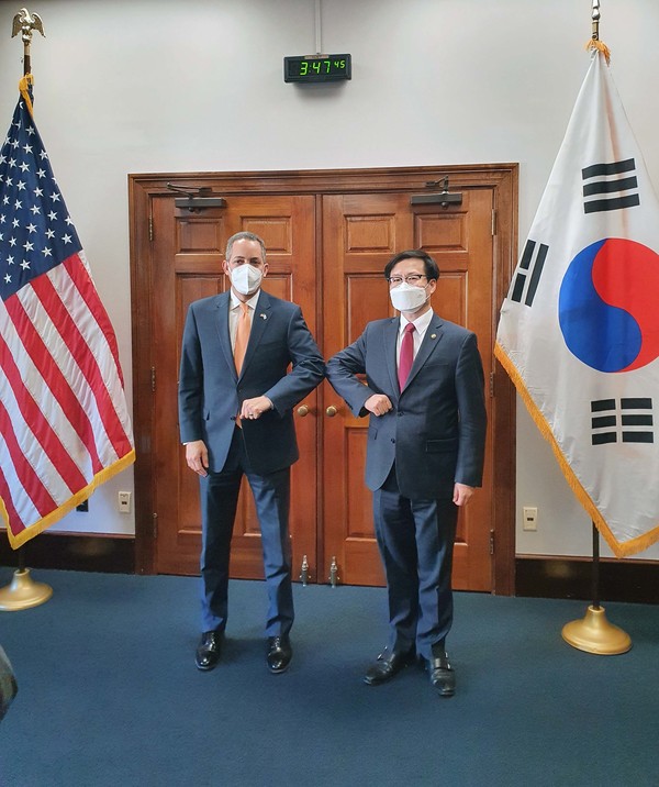 Trade Minister Yeo Han-koo (right) takes a photo with United States Deputy Secretary of Commerce Don Graves in Washington D.C. on March 3 after holding talks.