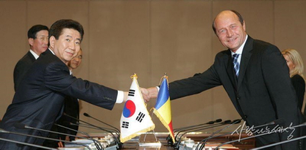 In 2005, the then President Roh Moo-hyun of Korea (left) received President Traian Basescu of Romania at the Presidential Mansion of Cheong Wa Dae in Seoul and reached an agreement to increase bilateral cooperation in the energy, shipbuilding, steel industry, IT and various other areas.