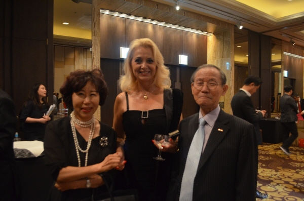 Mrs. Flavia Athena Kloos, spouse of the then ambassador of Romania in Seoul, is flanked on the right by Publisher-Chairman Lee Kyung-sik of The Korea Post media and Vice Chairperson Cho Kyung-hee of The Korea Post. Mrs. Kloos had recently become the chairperson of the Association of the Spouses of the Ambassadors in Seoul. The Association performs a very important role bridging gaps between Korea and the 116 countries of the world diplomatically represented in Korea at ambassadorial level.