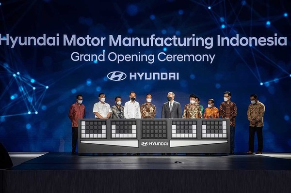 Chairman Chung Eui-sun of Hyundai Motor Group (sixth from left) and other dignitaries attend a Hyundai Motor manufacturing Indonesia opening ceremony in Indonesia on March 16.