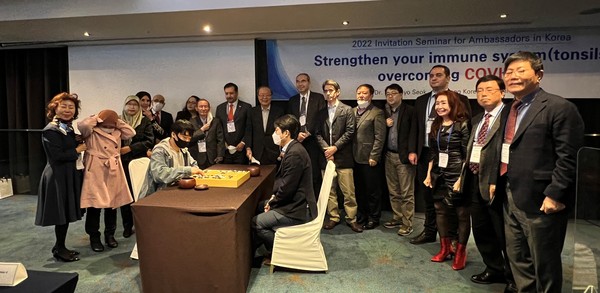 Director Seo Hyo-seok of the Pyunkang Korean Medicine Hospital (9th from left) poses with the ambassadors and other guests at a meeting watching the Baduk (Go) game at the meeting. Other partipcants, from left, are: Vice Chairperson Joy Cho; Communication Attaché Mrs. Noreen Binti Haji Zamain of Brunei Darussalam; Ambassador Pg Hjh Nooriyah PLW Pg Hj Yussof of Brunei Darussalam; Mrs. Yamina Bensabri, spouse of the ambassador of Algeria; Ambassador Mohammed Bensabri of Algeria; Mrs. Maria Romero Arteaga, spouse of the CDA of Venezuela; The Korea Post Publisher Lee Kyung-sik; CDA Luis Pablo Ossio Bustillos of Bolivia; Political Counselor Peter Fifea of Romania; CDA Arturo Enrique Gil Pinto of Venezuela; Chief Wang Gang of the Seoul Bureau  of Legal Daily of China; Mr. Zhang Ryeoul, Seoul Bearu Chief of the People's Daily of China; 2nd Secretary Ali Alabbasov of Azerbaijan; Mrs. Lynda Yoon (Korean-language editor of The Korea Post; Managing Editor Kevin Lee and Vice Chairman Song Na-ra of The Korea Post.