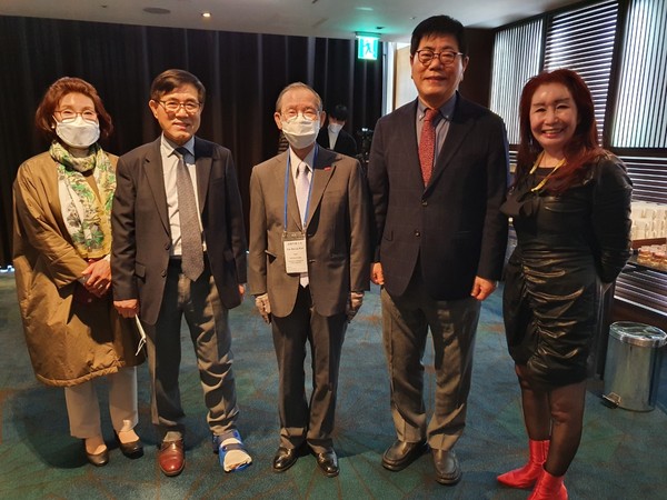 The Korea Post media participant s at the meeting.Publisher-Chairman Lee Kyung-sik flanked on left byPresident Kim Hyung-dae and his wife (far left), Vice Chairman Song Na-ra and Lynda Yoon, the Korean-language Korea Post editor.