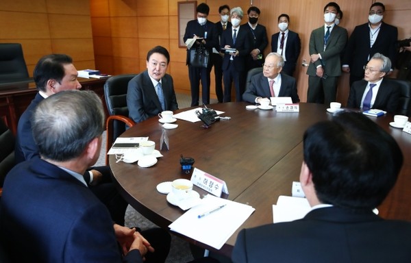 President-elect Yoon Suk-yeol (third from left, facing the camera) talks with heads of six economic organizations at the office of the Presidential Transition Committee in Tongui-dong, Jongno-gu, Seoul, on March 21.