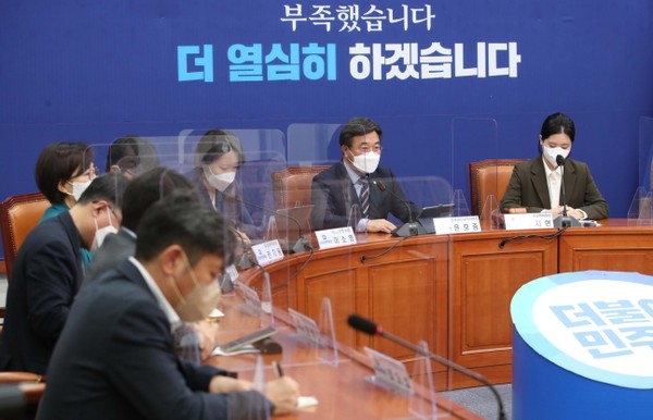Yoon Ho-joong, chairman of the Democratic Party of Korea's emergency committee (second from right), speaks at an emergency meeting held at the National Assembly in Yeouido, Seoul, on March 21.