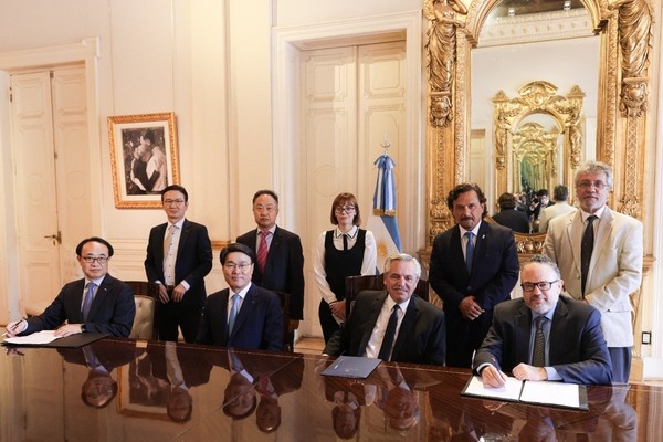 POSCO Group Chairman Choi Jeong-woo and Argentine President Alberto Fernandez (second and third from left in the front row, respectively), along with other dignitaries, are taking a commemorative photo after discussing ways to cooperate.