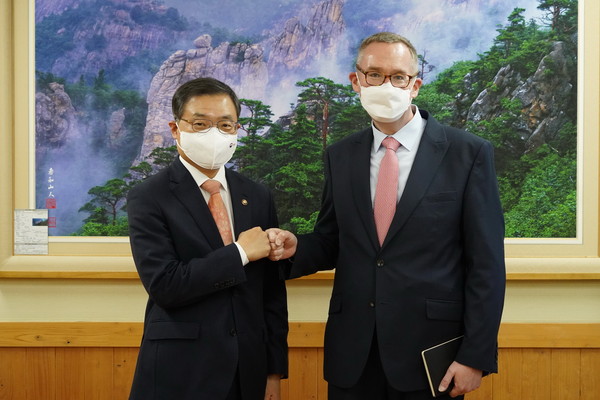 Minister Choi Byeong-am of Korea Forest Service (left) and Ambassador Colin Crooks of Britain pose for the camera at a meeting held at the Daejeon Government Complex on March 22.