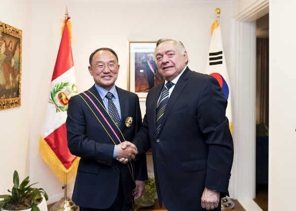 Ambassador Daúl Matute Mejía of Peru in Seoul (right) shakes hands with Admiral Boo Suk-jong, former Chief of Naval Operations of the Korean Navy, after presentation of Peruvian Cross of Naval Merit to Boo.