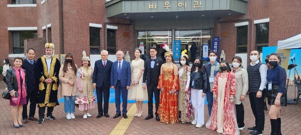 Photo shows President Synn Ilhi of Keimyung University (6th from left) and Chairperson Akmal Nuriddinov of Uzbekistan Art Academy (7th from left) together with other attendees at the meeting.