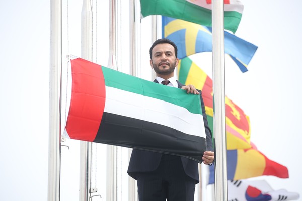 His Excellency Abdulla Saif Al Nuaimi, UAE Ambassador to Seoul, raises the UAE flag at the top of the headquarters of the International Vaccine Institute (IVI).